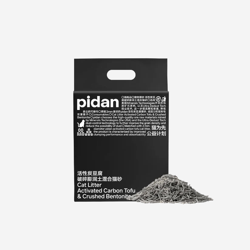 A bag of Pidan cat litter with activated carbon tofu and crushed bentonite.