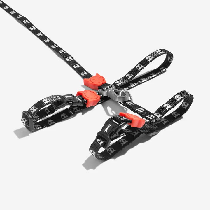 The Skull Harness is fully adjustable, soft on your cat's fur and has our famous 4-point lock buckle for added safety. The leash is super comfortable on the hands and