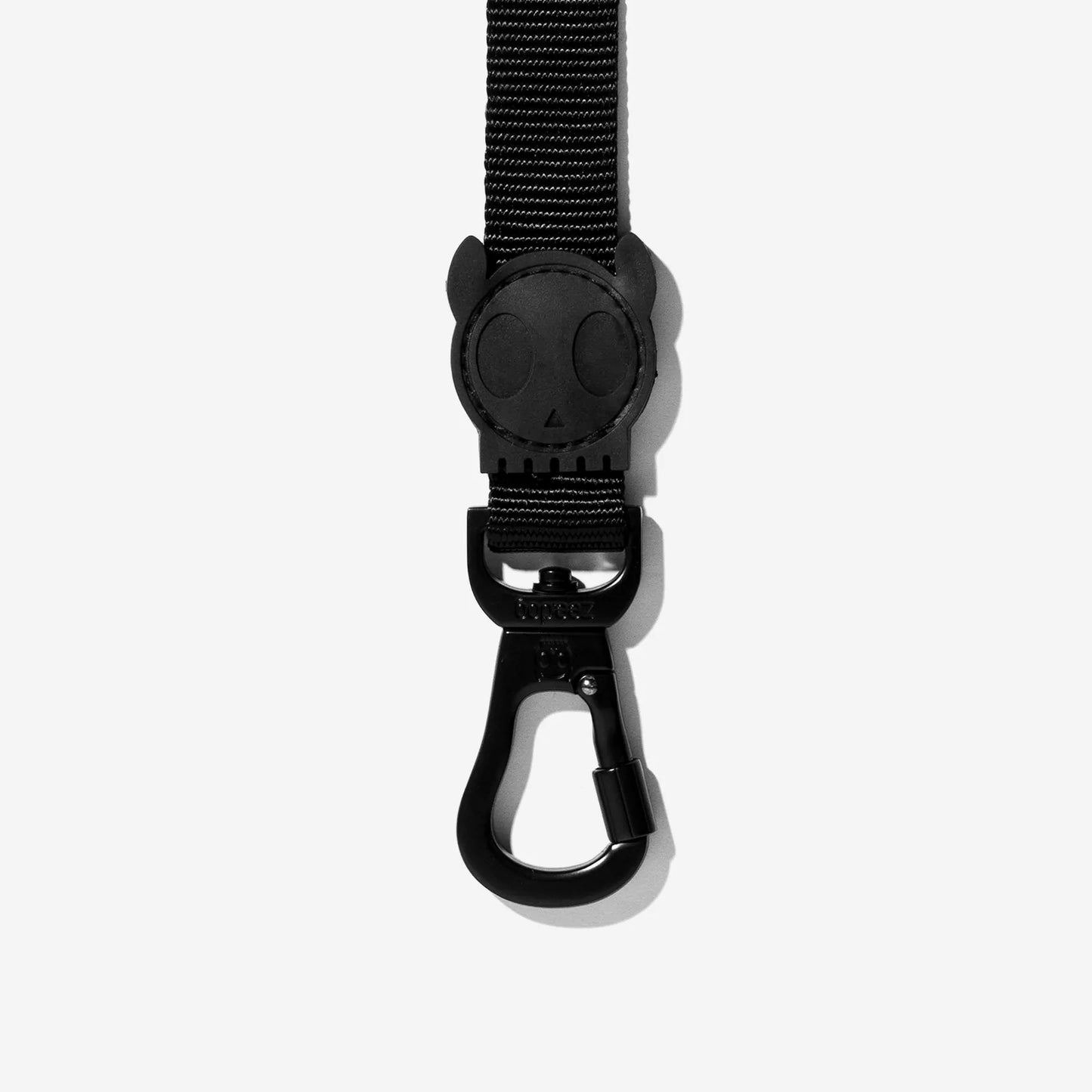 Black dog leash with a cute cat-shaped buckle and metal clip, designed for style and functionality.
