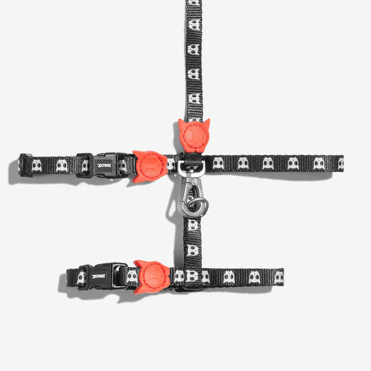 The Skull Harness is fully adjustable, soft on your cat's fur and has our famous 4-point lock buckle for added safety. The leash is super comfortable on the hands and 